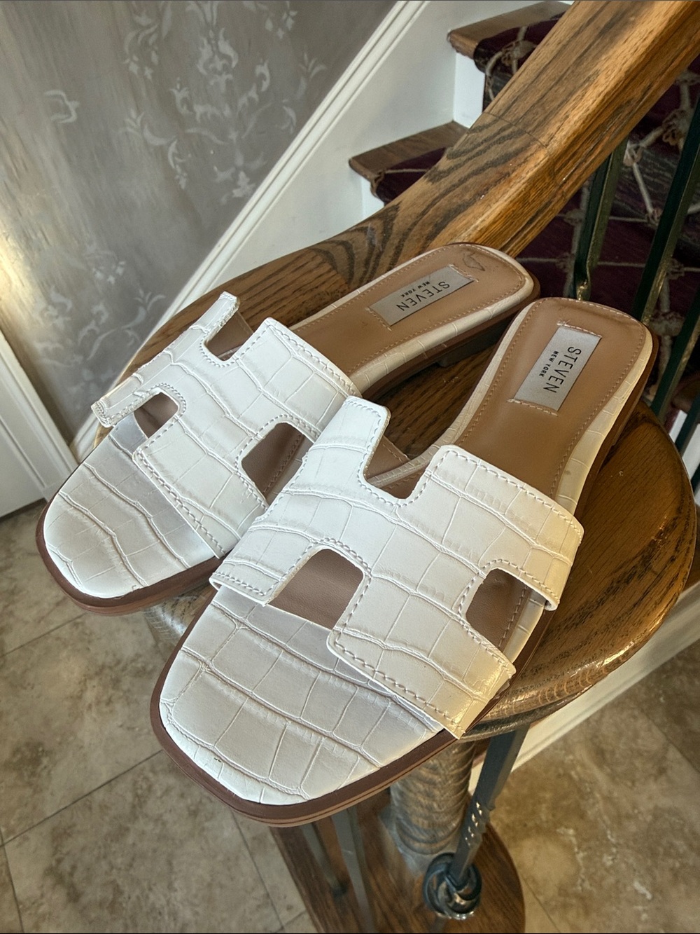STEVEN white crock H cut design. Excellent condition size 6. - Picture 9 of 12